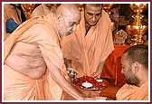  Swamishri applies chandlo to the Kalash during the Kalash vidhi