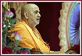  Swamishri addresses the evening assembly