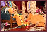 Pujya Viveksagar Swami presents Swamishri with a garland