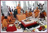 Swamishri prays before starting the Prãsãd Pravesh ceremony  