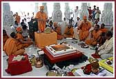 Swamishri performs various rituals during the Prãsãd Pravesh ceremony