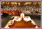 Devotees have darshan of Swamishri during his morning puja