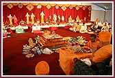 Swamishri prays and has darshan of Shri Harikrishna Maharaj before performing the vidhi