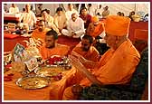 Swamishri performs the vidhi