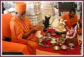 Pujya Doctor Swami performs a Mahapuja Vidhi prior to the Murti Pratishtha