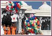 Swamishri releases an Akshar Deri and balloons into the air