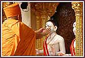  Swamishri performs various Vedic rituals during the Murti Pratishtha Ceremony 