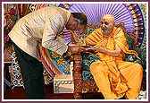 Consul General of India S.R. Tayal greets Swamishri