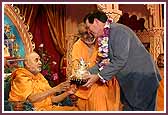 House Majority Leader, Congressman Tom Delay greets Swamishri