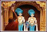  Saints perform Shangar Aarti 