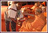   Pujya Viveksagar Swami and Pujya Doctor Swami offer a memento and a shawl to Seniors who had done various seva on Senior Citizen Din