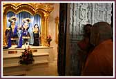 Swamishri has darshan of Shri Harikrishna Maharaj and Shri Radha Krishna Dev 