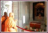   Swamishri has darshan of Shri Sita Ram and Shri Hanumanji