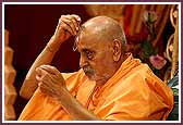 Swamishri applies the tilak to his forehead