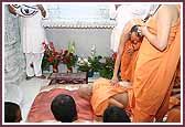 Swamishri performs Shastang Dandvat Pranam 