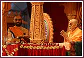 Swamishri has darshan while thaal is offered to Shri Harikrishna Maharaj' hspace=0 vspace=