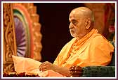 Swamishri turns the mala while focusing on Shri Harikrishna Maharaj 