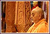  Swamishri reads verses from the Shikshapatri at the end of his puja 
