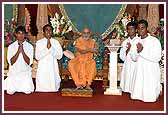 Swamishri and kishores present the 'Karuna Na Sagar Award' to Shri Harikrishna Maharaj 