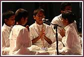 Balaks singing kirtans during Swamishri's morning puja 
