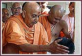 Swamishri blesses balaks on Bal-Balika Din