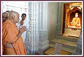  Swamishri has darshan of Yogiji Maharaj  