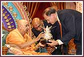 Swamishri presents an Amrut Kalash to Congressman Nick Lampson of the 9th Congressional District, Texas  