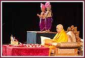 Swamishri does the mala in pooja
