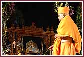 Swamishri swings Shri Harikrishna Maharaj 