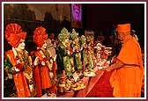 Swamishri performs aarti of the newly consecrated murtis 