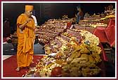 Swamishri sanctifies the food items offered to Thakorji