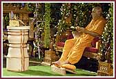 Swamishri performs aarti during the Guru Purnima Utsav 