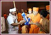  A Bal Karyakar dressed as a shepherd presents Swamishri with a 'Key to the City' 