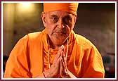 Swamishri bids Jay Swaminarayan to all before leaving the assembly