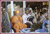  Swamishri enters the Rath Yatra assembly  