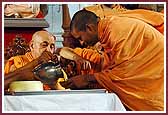 Swamishri serves saints dudhpaak 