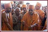Swamishri formally opens the Shri Swaminarayan Haveli in accordance with Vedic rituals