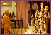 Swamishri has darshan of the murtis  
