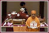 Shri Harikrishna Maharaj and Swamishri in front of the models of the Haveli and the mandir to be built  