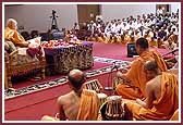 Saints sing kirtans during Swamishri's morning puja