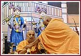  Pujya Doctor Swami presents Swamishri with a garland 