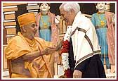 Swamishri offers a shawl to the Lieutenant Governor of Ontario