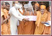 Swamishri releases a dove at the conclusion of the World Peace Prayer