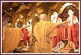 Swamishri performs various rituals during the Murti Pratishtha