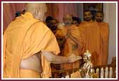  Swamishri applies a chandlo to Shri Nilkanth Varni 