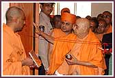 Swamishri inaugurates the newly built Sant Ashram
