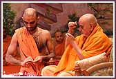 Saints sing kirtans and do darshan during Swamishri's morning puja  