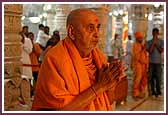 Swamishri does darshan of the murtis in the mandir