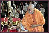 Y Swamishri does pujan of Shri Nilkanth Varni    