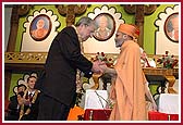 Chief Justice Hon. Roy McMurtry is welcomed  by  Pujya Yagnavallabh Swami